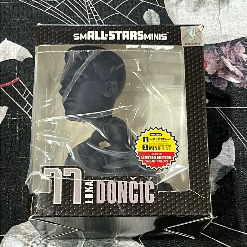 Excite NBA SMALL-STARS Minis LUKA DONCIC Dallas Mavericks Collectible Figure
